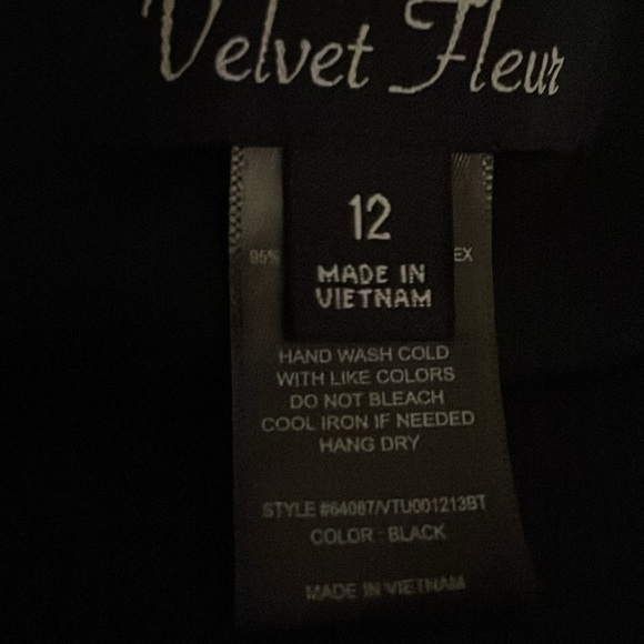 Velvet Fleur Elegant Black One-Shoulder Dress - Picture 4 of 5